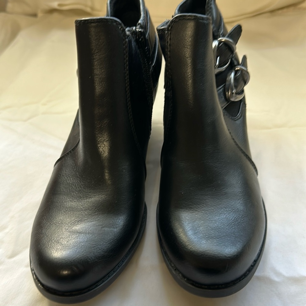 Black half boots, Bare traps, size 7.5
